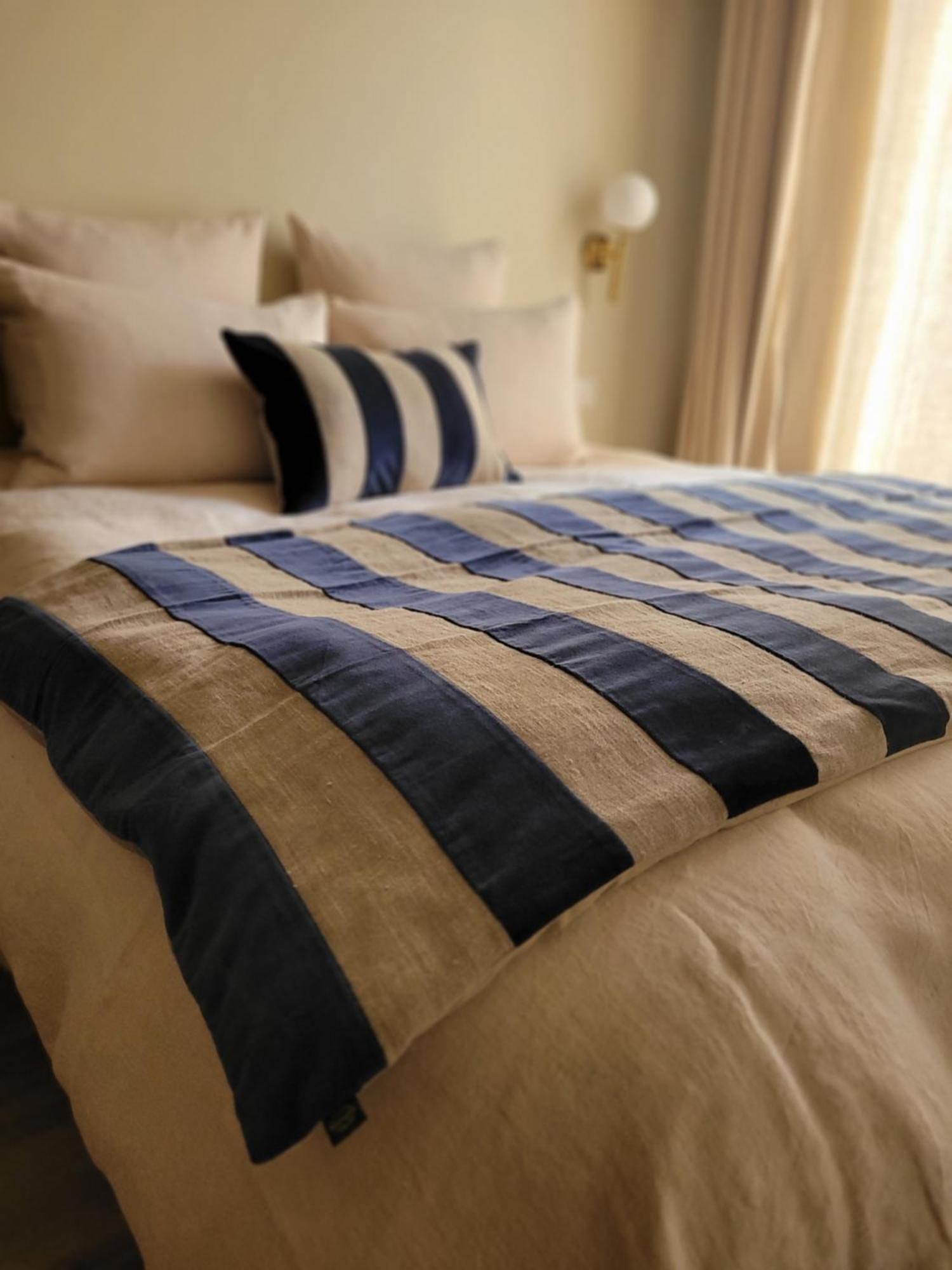 Tresors De Sens Bed & Breakfast Room photo