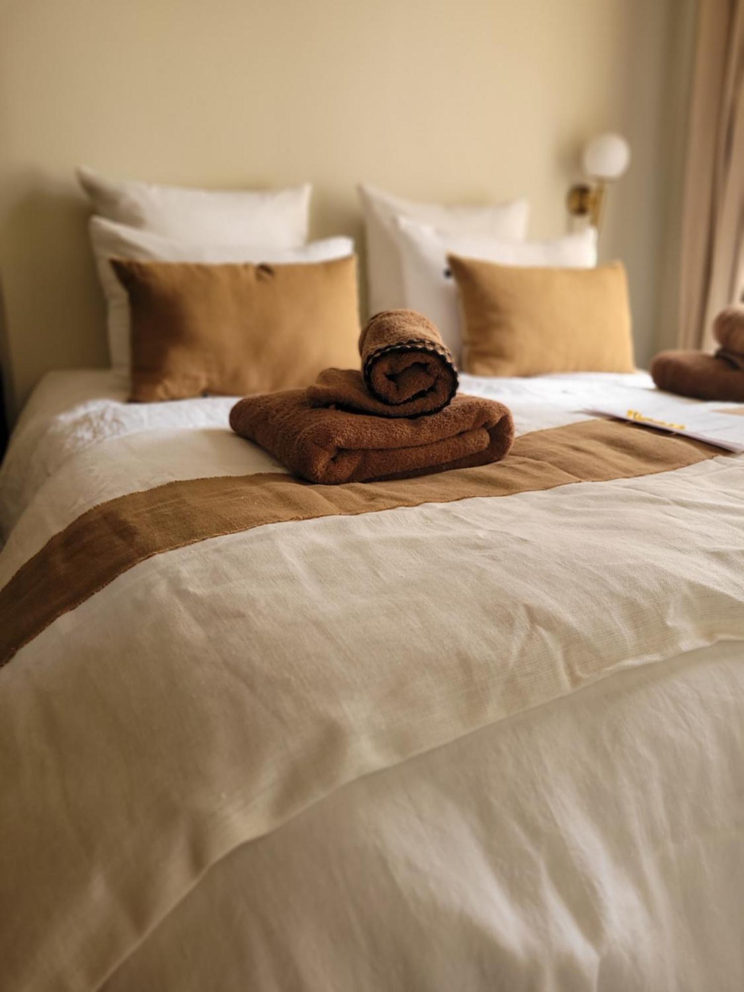 Tresors De Sens Bed & Breakfast Room photo