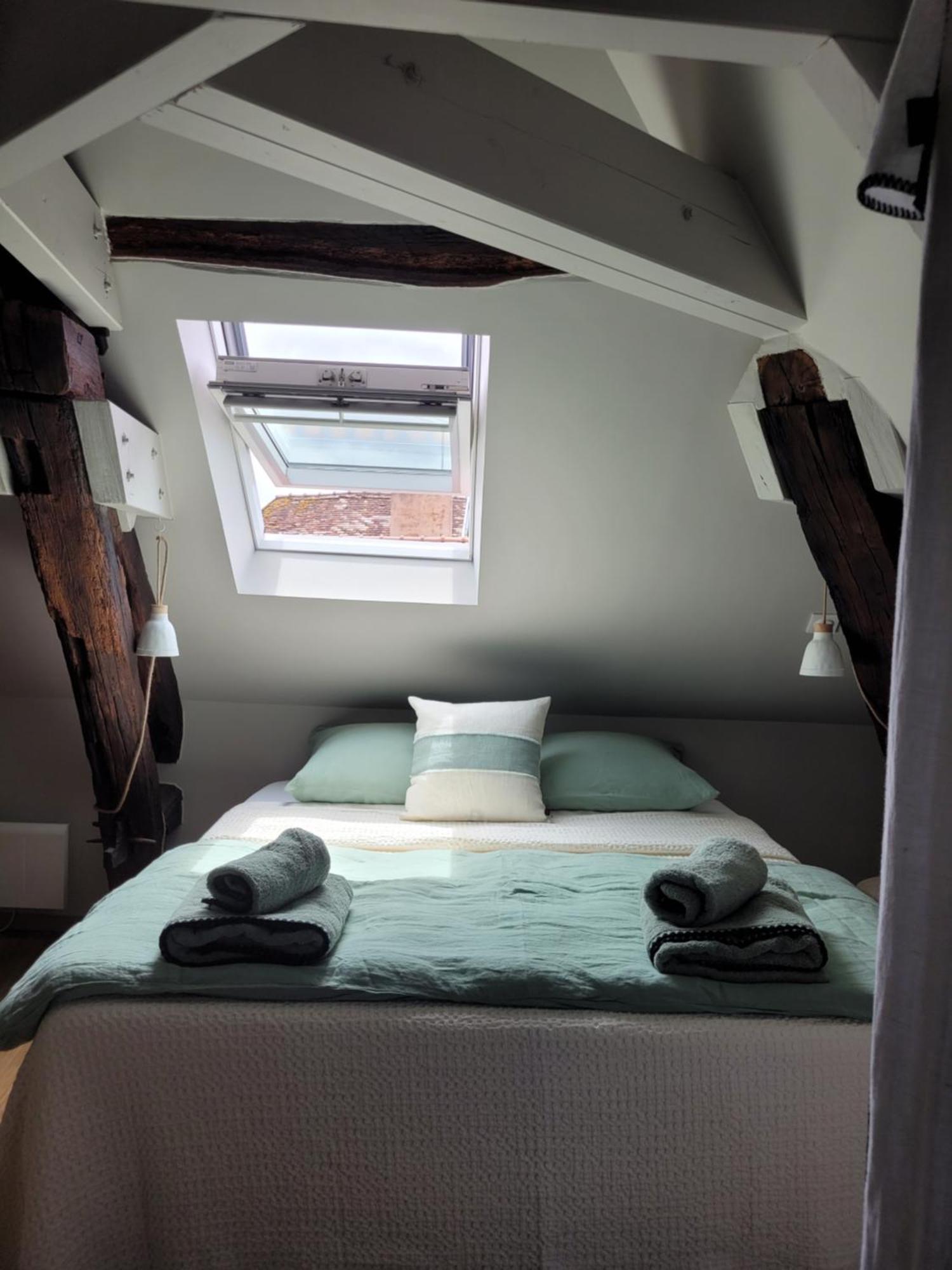 Tresors De Sens Bed & Breakfast Room photo